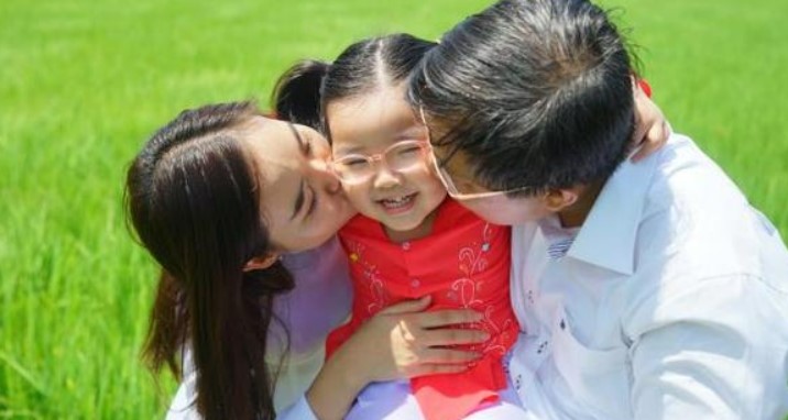 10 Tips Cara Membahagiakan Orang Tua yang Bisa Dilakukan Anak