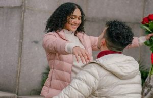 9 Cara Membuat Orang Jatuh Cinta pada Kita dalam Waktu Singkat