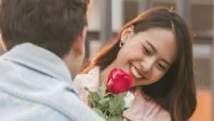 9 Cara Membuat Orang Jatuh Cinta pada Kita dalam Waktu Singkat