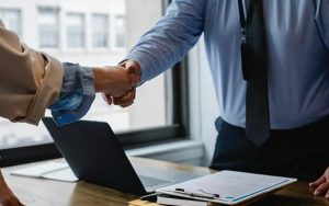 10 Cara dan Contoh Memperkenalkan Diri Saat Interview Kerja dengan Baik
