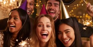 8 Cara Seru Merayakan Tahun Baru, Cukup di Rumah Aja!