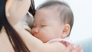 9 Cara Membangunkan Bayi yang Tepat untuk Menyusui