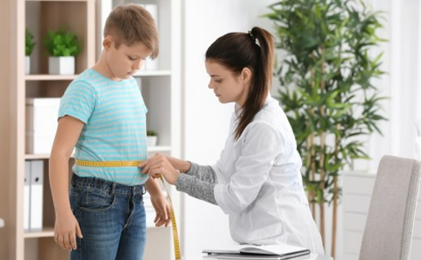 12 Cara Mengontrol Berat Badan Ideal Anak dengan Mudah!