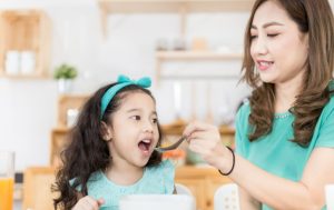 12 Cara Mengontrol Berat Badan Ideal Anak dengan Mudah!
