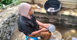 6 Fakta Ngemis Mandi Lumpur yang Viral di TikTok