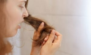 14 Cara Memperbaiki Rambut Rusak Tanpa Harus ke Salon