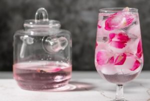 10 Cara Menggunakan Air Mawar untuk Menghilangkan Jerawat, Ampuh!