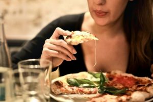 7 Cara Mencegah Kembung setelah Makan, Sederhana tapi Ampuh