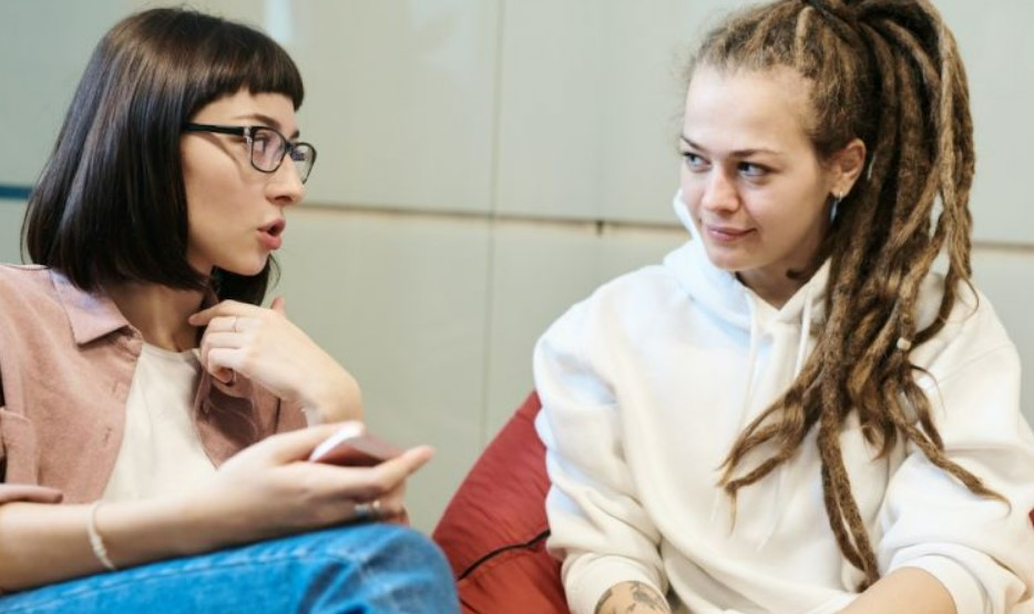 5 Ciri Perempuan Karismatik yang Menarik Perhatian Orang Lain