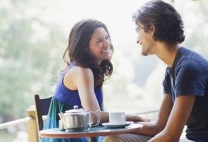 7 Cara Pria Menunjukkan Cinta Tanpa Harus Mengucapkannya