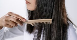 5 Cara Mudah Menyisir Rambut Kusut, Lebih Gampang Diatur!