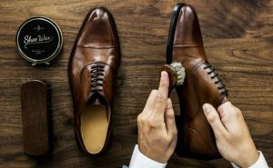 5 Cara Membersihkan Sepatu Kulit yang Kotor, Bisa Pakai Bahan Alami!