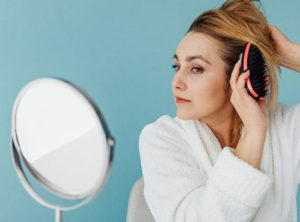 5 Cara Mudah Menyisir Rambut Kusut, Lebih Gampang Diatur!