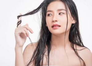 5 Cara Mudah Menyisir Rambut Kusut, Lebih Gampang Diatur!
