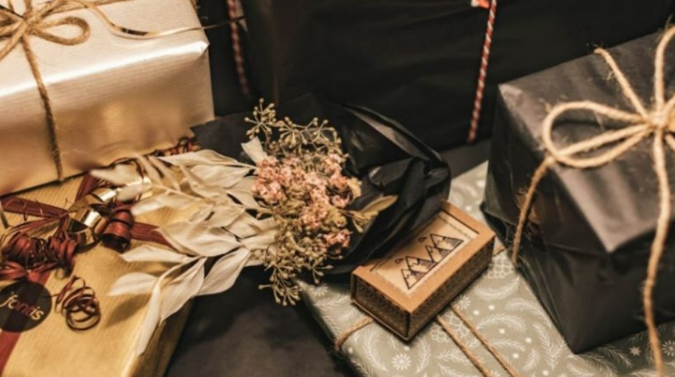 5 Manfaat Memberikan Hadiah ke Pasangan, Bikin Makin Sayang!