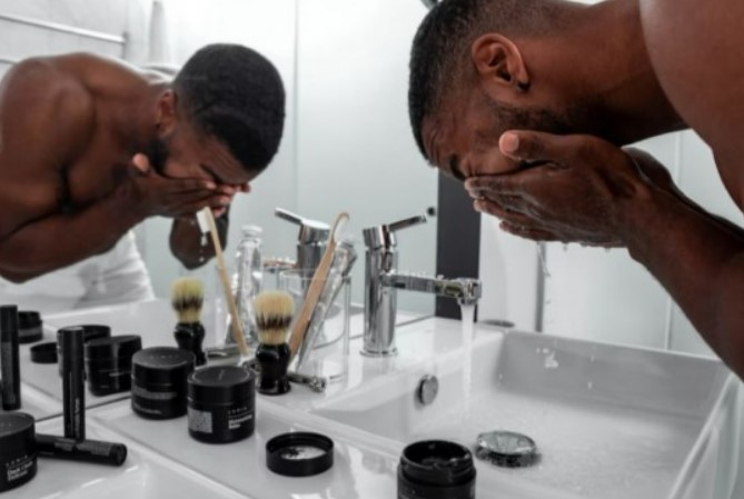 5 Manfaat Cuci Muka Sebelum Tidur, Jaga Kelembapan Kulit!