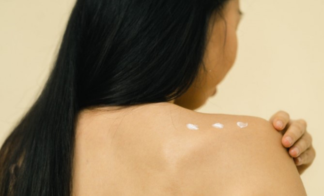 6 Cara Mudah Mengatasi Jerawat Punggung pada Perempuan