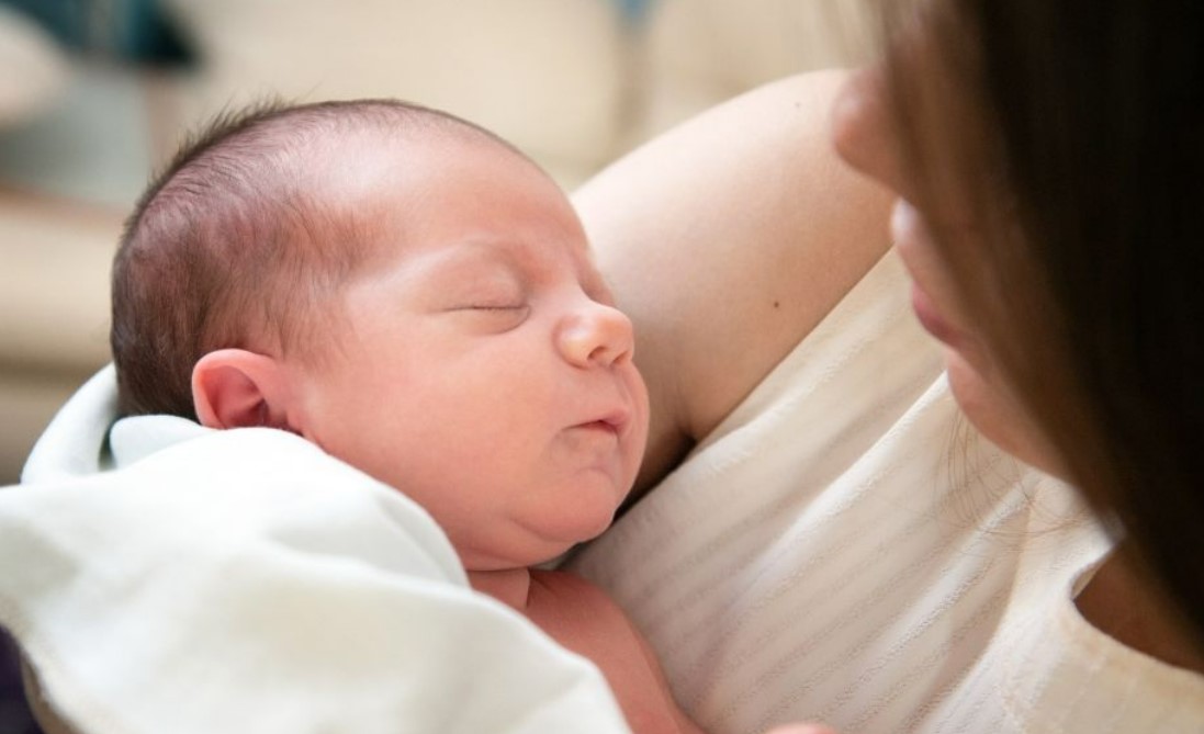 5 Jenis Kalimat yang Pantang Diucapkan saat Menjenguk Bayi Baru Lahir