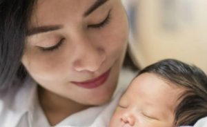 5 Jenis Kalimat yang Pantang Diucapkan saat Menjenguk Bayi Baru Lahir