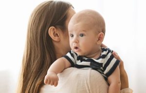5 Jenis Kalimat yang Pantang Diucapkan saat Menjenguk Bayi Baru Lahir